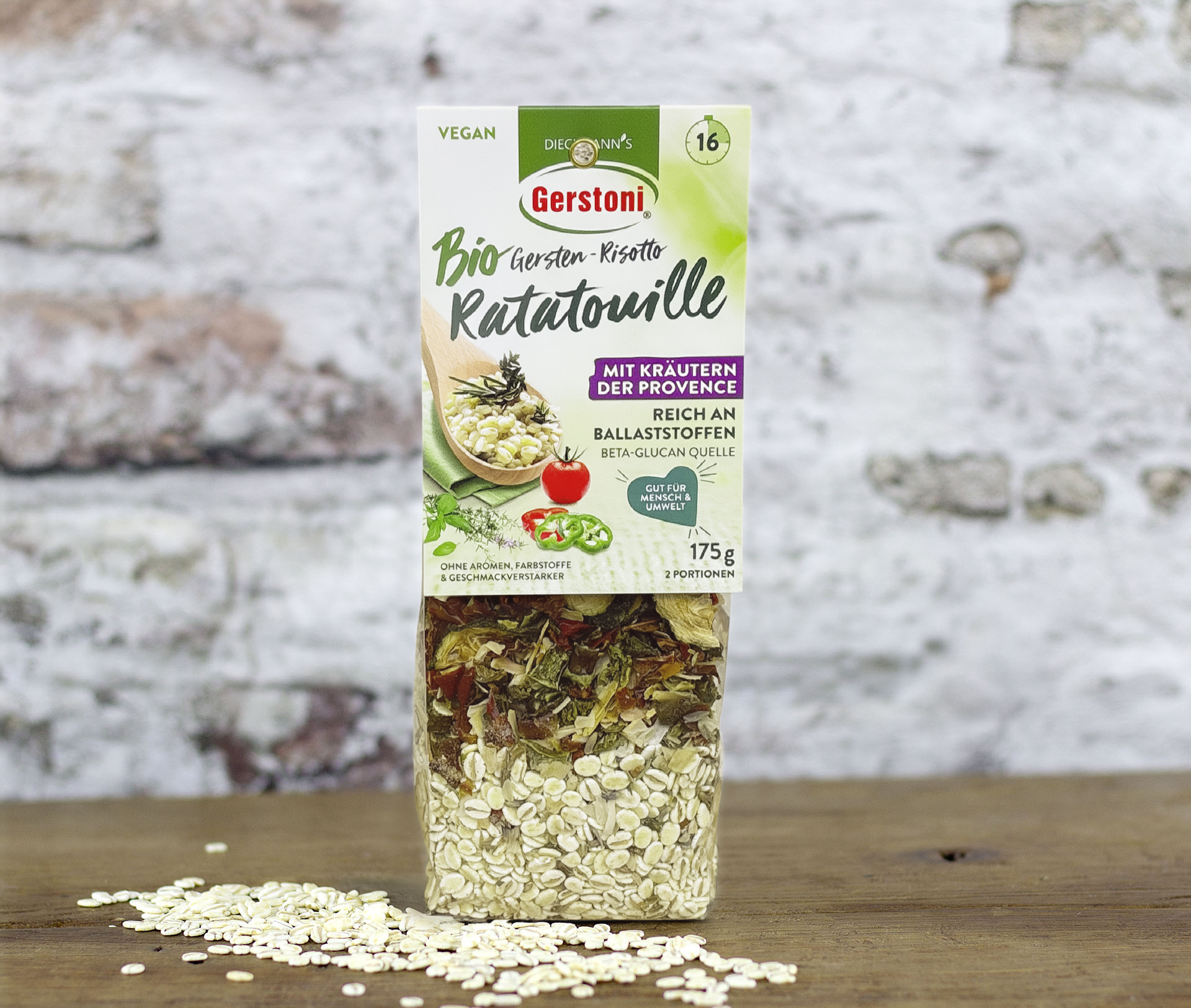 1er Pack Gerstoni Bio Gerstenpfanne mit Ratatoille Gemüse auf Holztisch vor weißer Backsteinmauer