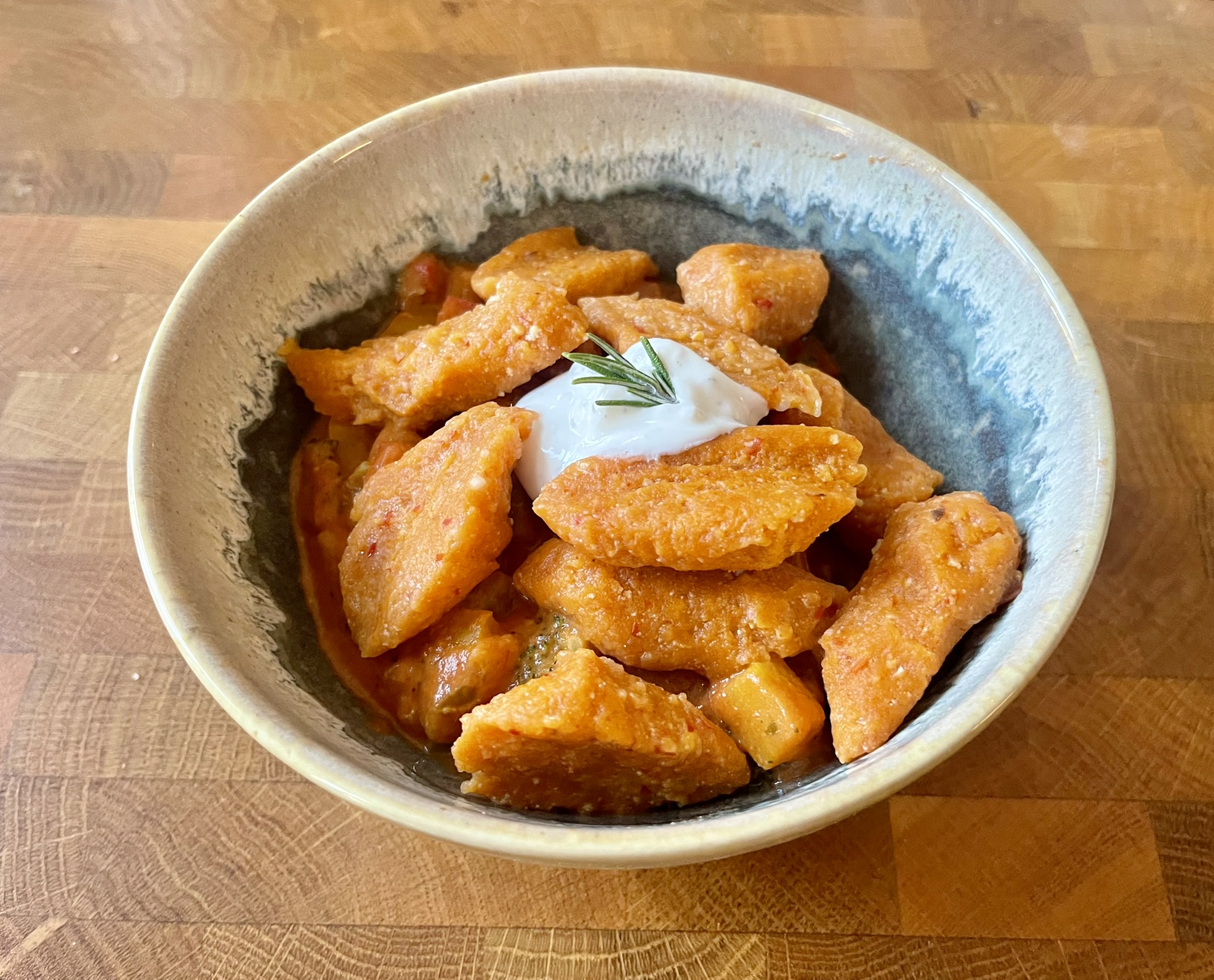 Ajvar in einer Schüssel auf Holztisch.