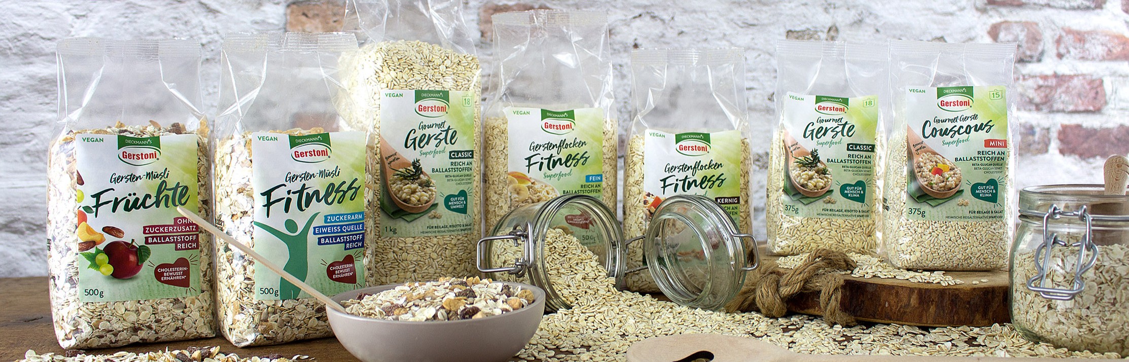 Die Gerstenprodukte von Gerstoni mit Müsli Schale und Glas mit Gerstenflocken