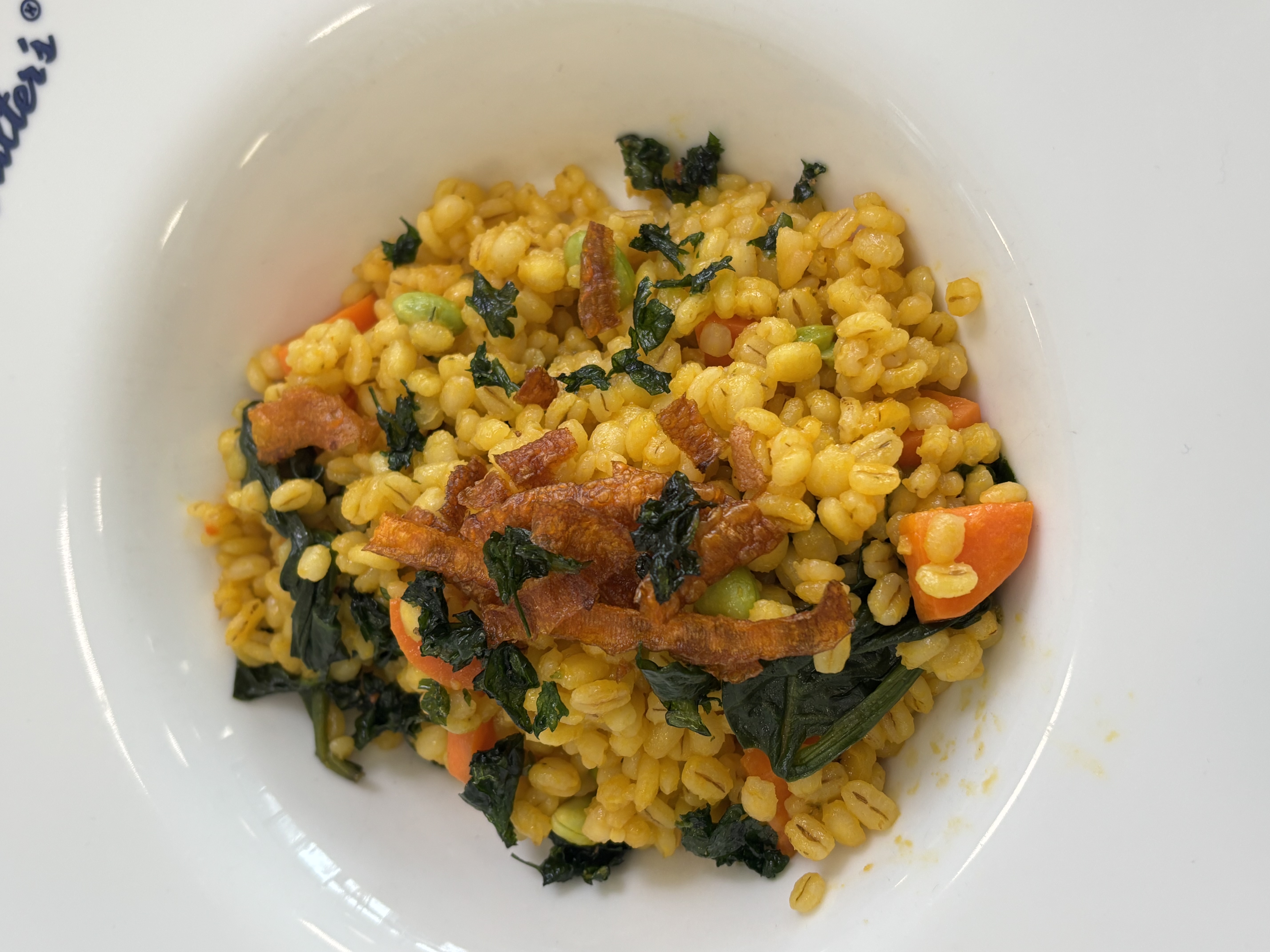 Gerstoni Möhren RIsotto mit Spinat und Edamame auf einem weißen Teller