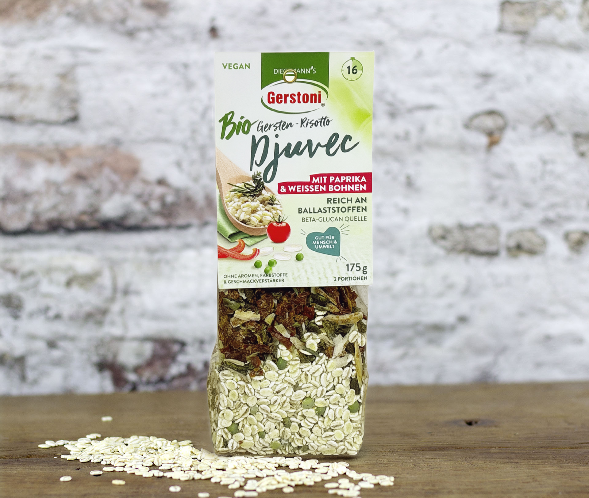 Eine Packung Gerstoni BIO Gersten-Risotto auf einem Holztisch stehend vor einer weißen Backsteinmauer