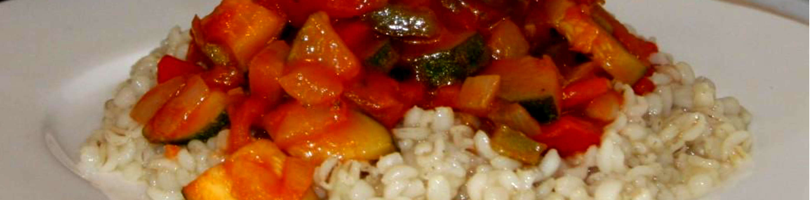 Ratatouille aus Zucchini, Aubergine, Tomaten und Paprika auf gekochter Gourmet Gerste von Gerstoni