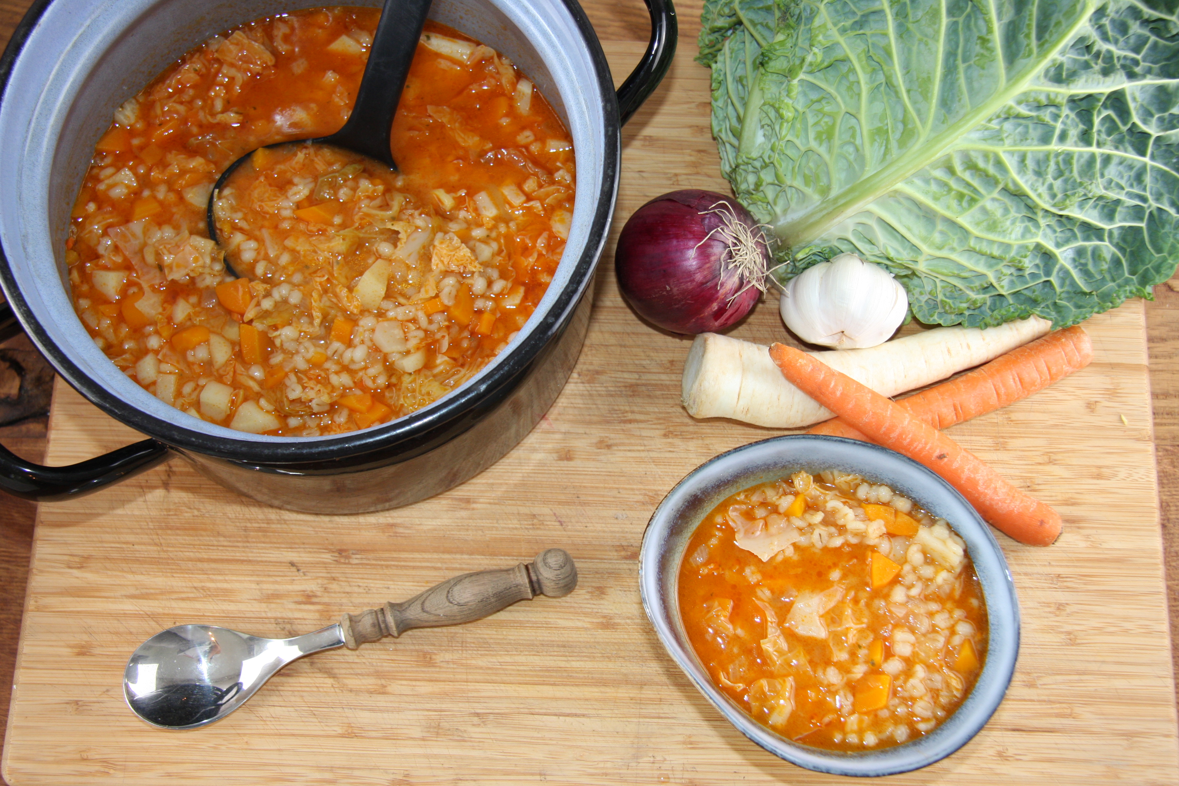 Rötliche Gemüsesuppe mit Gerstoni Gourmet Gerste und Wirsing in großem Topf
