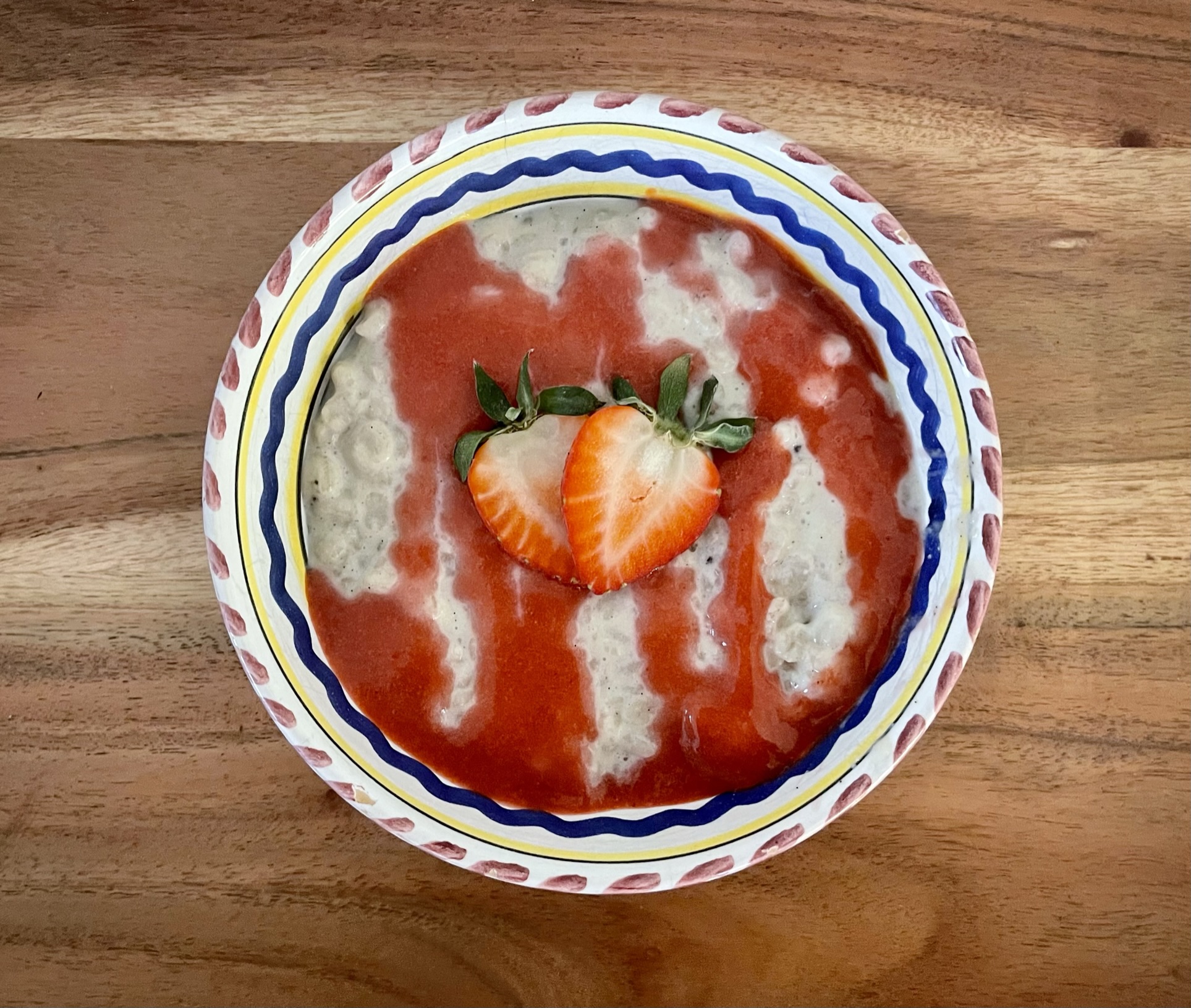 Milchpudding aus Gerstoni Gourmet Gerste mit Erdbeersoße übergossen und geschnittenen Erdbeeren belegt
