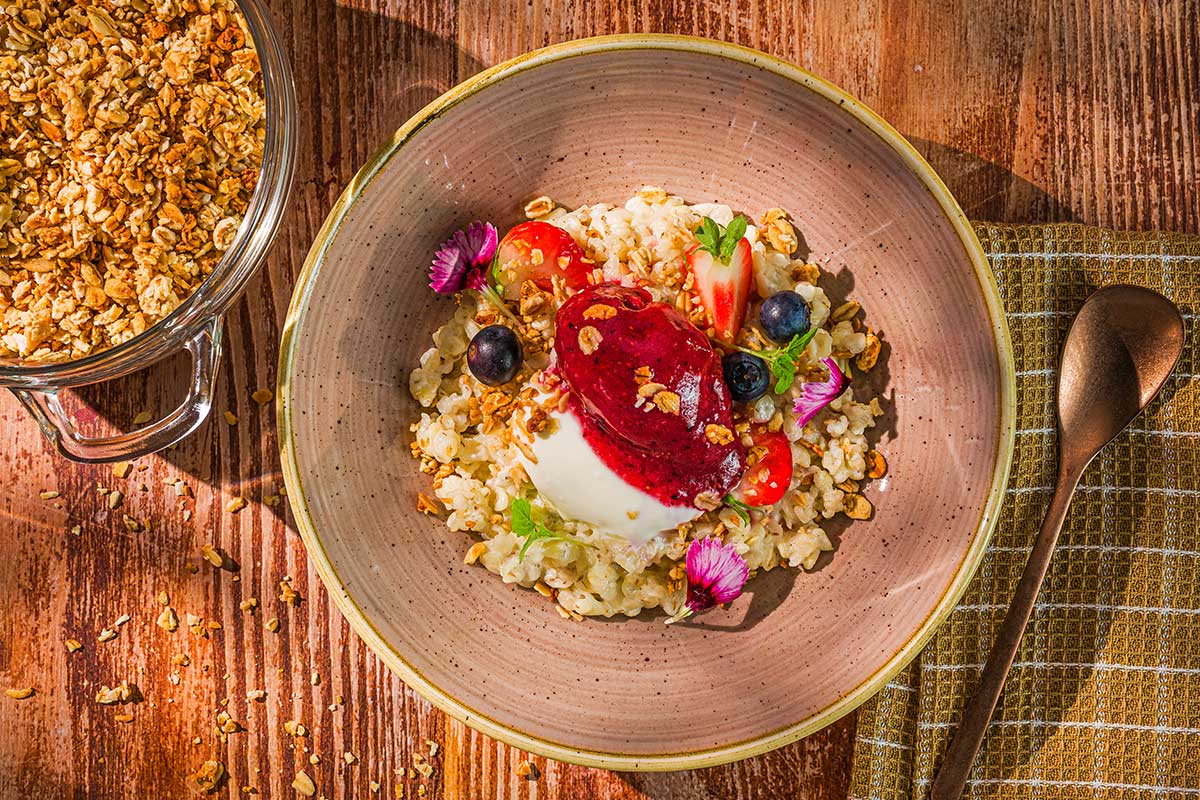 Eine braune Schüssel auf braunem Holz Hintergrund, darin eine Porridge Bowl 