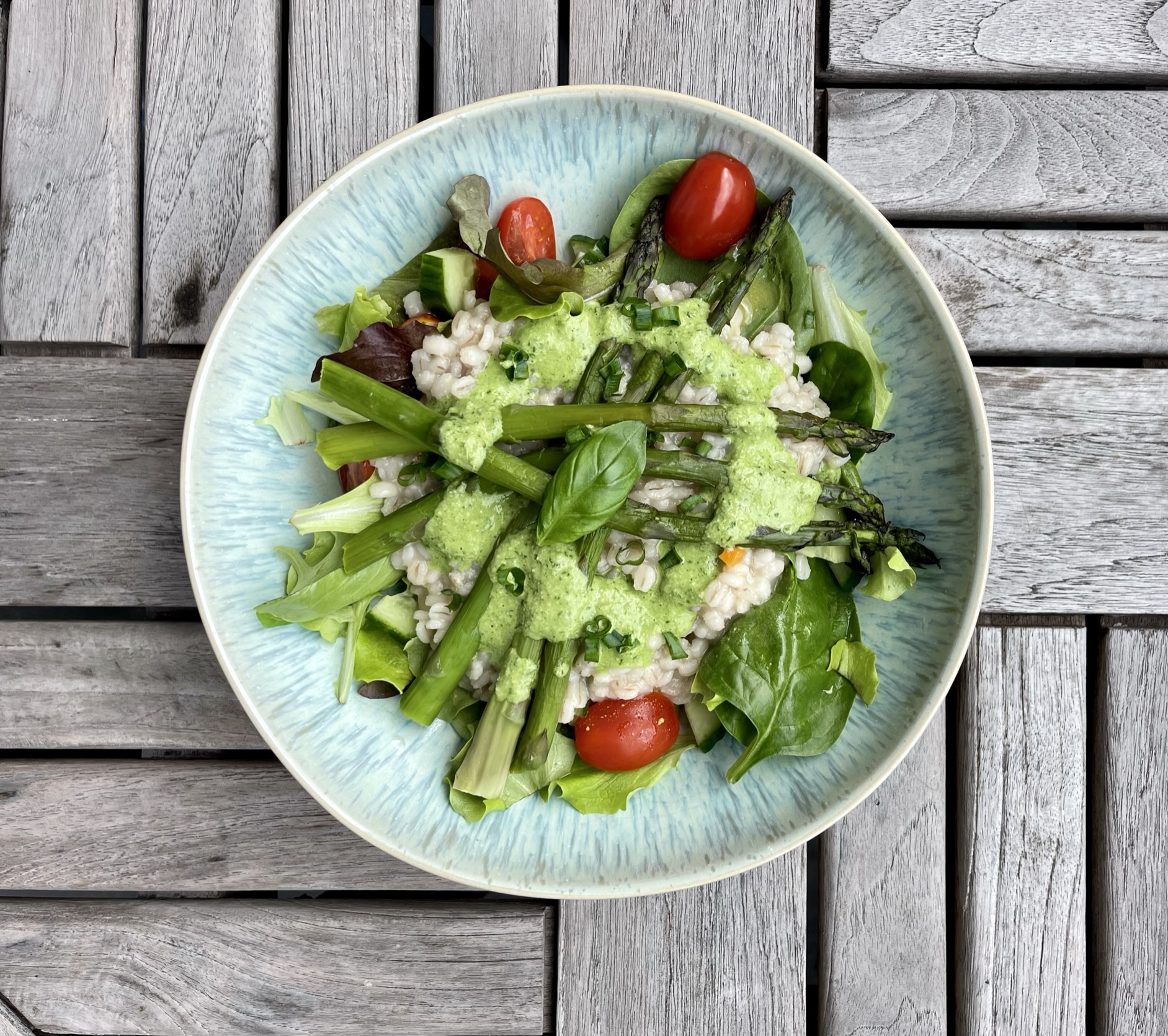 Gerstoni und Spargel ein wahres Traumduo – dieser Salat ist farbenfroh, frisch und voller wertvollen Gersten-Ballaststoffen!